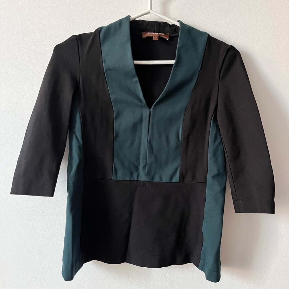 Melanie Lyne Green/black v-neck top sz 2